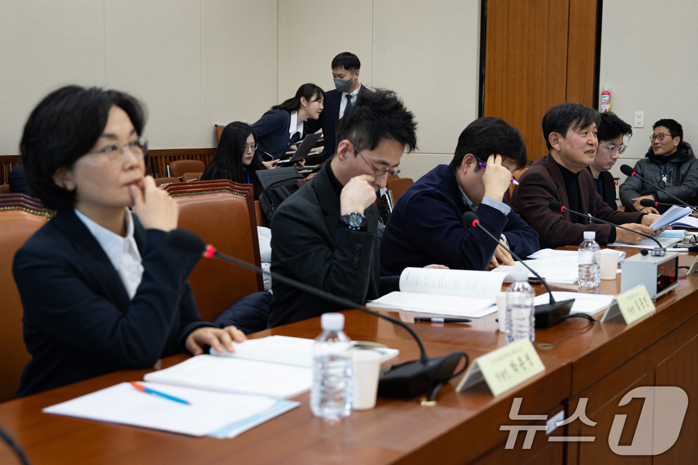 (서울=뉴스1) 유승관 기자 = 신언직 노동공제연합 사단법인 풀빵 노동공제학습원장이 21일 서울 여의도 국회에서 열린 제431회 국회(임시회) 기후에너지환경노동위원회의 노동 형태 …