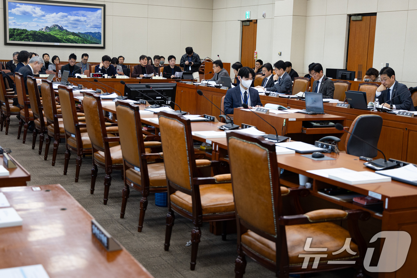 (서울=뉴스1) 유승관 기자 = 21일 서울 여의도 국회에서 국민의힘 의원들이 불참한 가운데 제431회 국회(임시회) 기후에너지환경노동위원회의 노동 형태 변화에 따른 노동약자 및 …