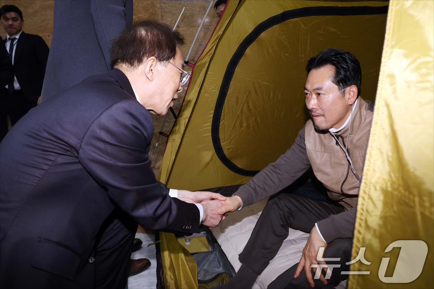 (서울=뉴스1) 신웅수 기자 = 단식 중인 장동혁 국민의힘 대표가 21일 서울 여의도 국회 로텐더홀 단식 농성장을 찾은 이석연 국민통합위원장과 인사하고 있다. (공동취재) 2026 …