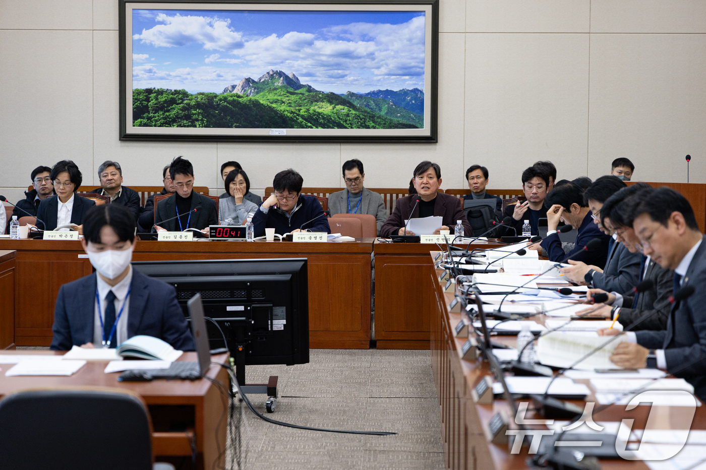 (서울=뉴스1) 유승관 기자 = 신언직 노동공제연합 사단법인 풀빵 노동공제학습원장이 21일 서울 여의도 국회에서 열린 제431회 국회(임시회) 기후에너지환경노동위원회의 노동 형태 …