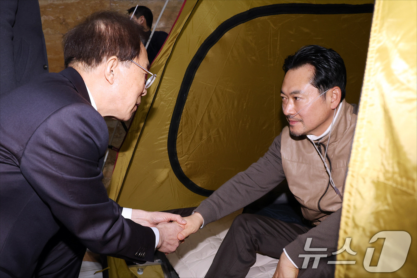 (서울=뉴스1) 신웅수 기자 = 단식 중인 장동혁 국민의힘 대표가 21일 서울 여의도 국회 로텐더홀 단식 농성장을 찾은 이석연 국민통합위원장과 인사하고 있다. (공동취재) 2026 …