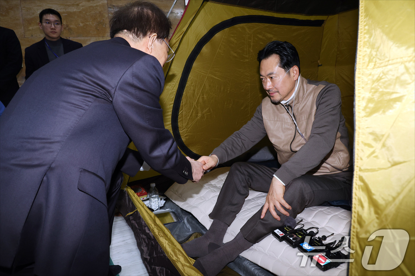 (서울=뉴스1) 신웅수 기자 = 단식 중인 장동혁 국민의힘 대표가 21일 서울 여의도 국회 로텐더홀 단식 농성장을 찾은 이석연 국민통합위원장과 대화하고 있다. (공동취재) 2026 …