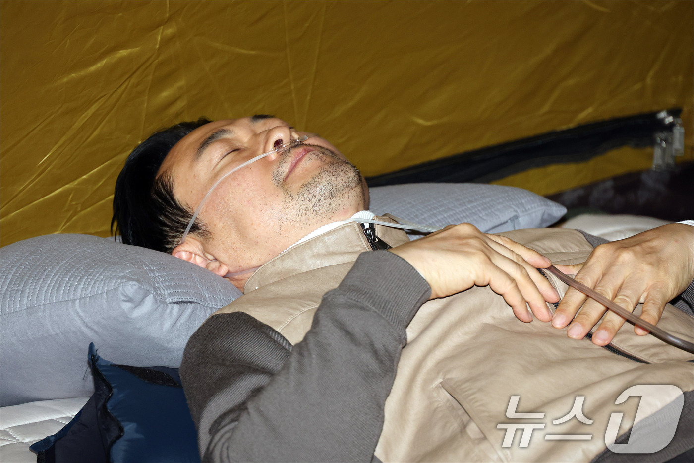 (서울=뉴스1) 신웅수 기자 = 장동혁 국민의힘 대표가 21일 서울 여의도 국회 로텐더홀에 단식 농성을 이어가고 있다. (공동취재) 2026.1.21/뉴스1