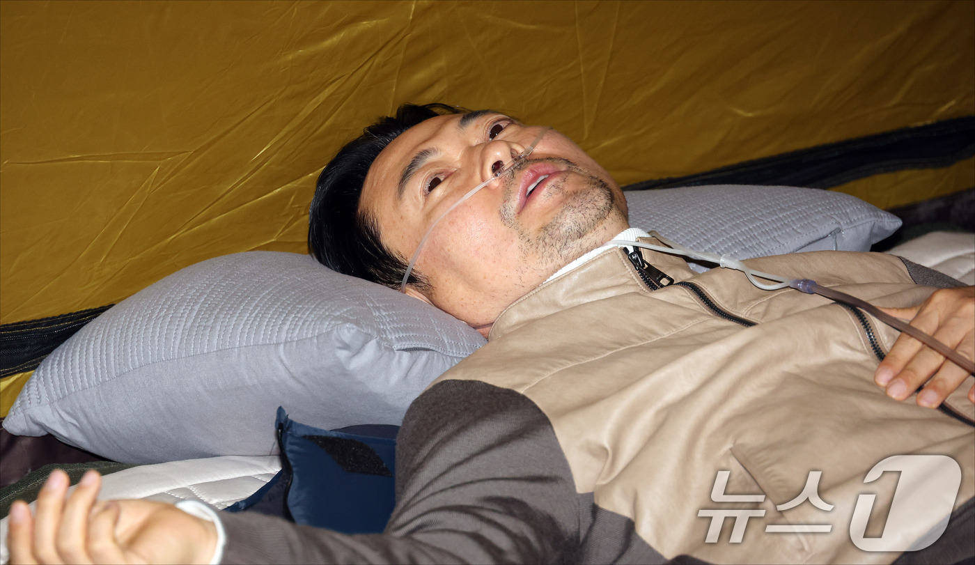 (서울=뉴스1) 신웅수 기자 = 장동혁 국민의힘 대표가 21일 서울 여의도 국회 로텐더홀에 단식 농성을 이어가고 있다. (공동취재) 2026.1.21/뉴스1