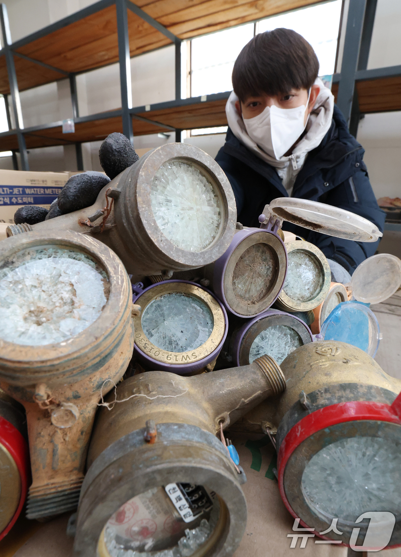 (수원=뉴스1) 김영운 기자 = 강력한 한파가 계속되고 있는 21일 경기 수원시 장안구 파장정수장 자재창고에서 수원시상수도사업소 직원이 추위에 동파된 수도계량기를 정리하고 있다. …