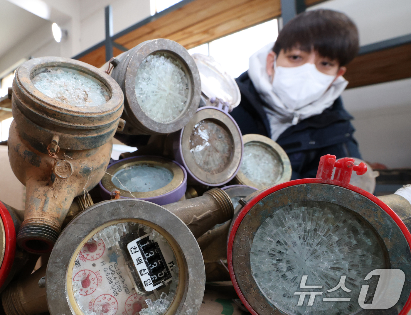 (수원=뉴스1) 김영운 기자 = 강력한 한파가 계속되고 있는 21일 경기 수원시 장안구 파장정수장 자재창고에서 수원시상수도사업소 직원이 추위에 동파된 수도계량기를 정리하고 있다. …