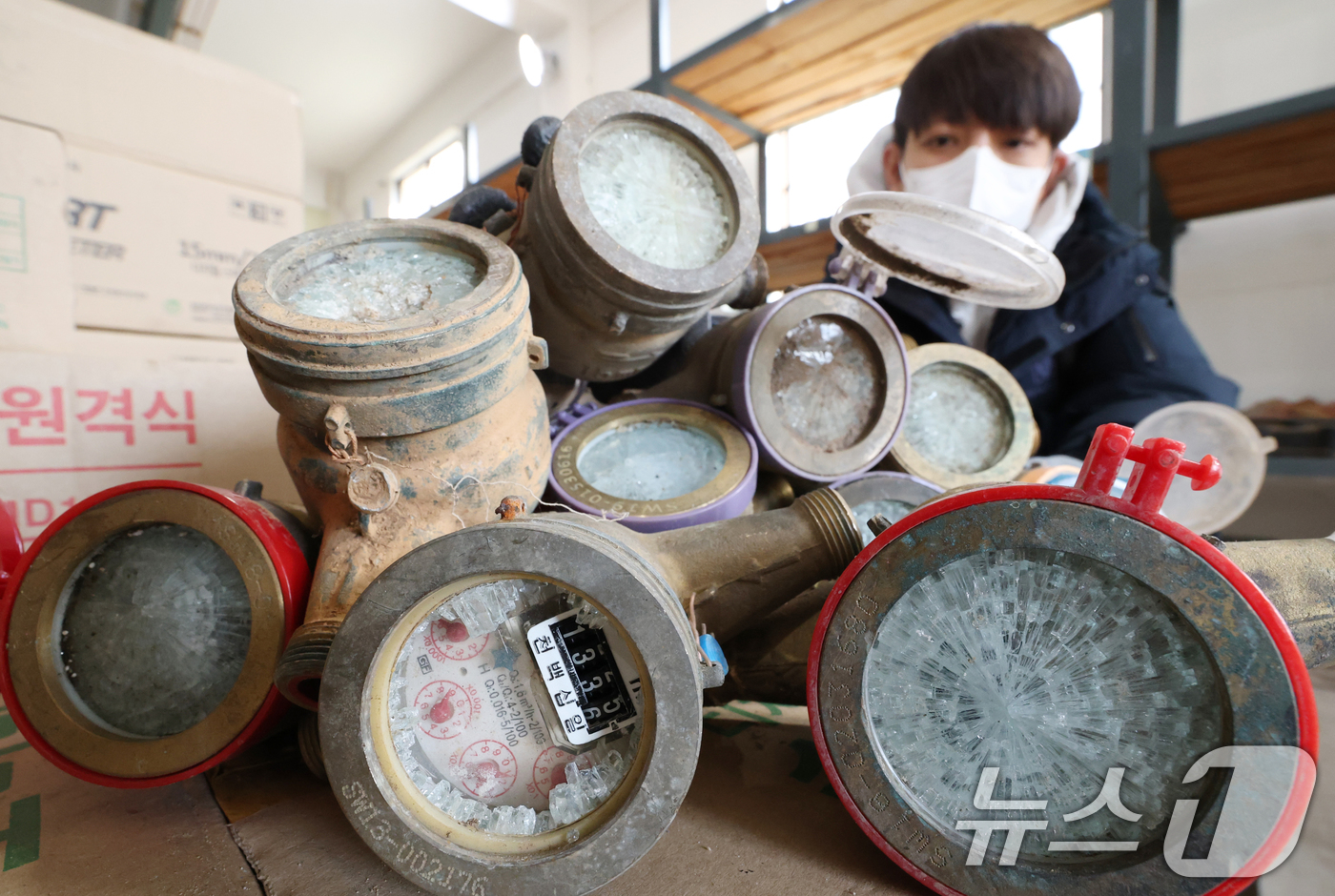 (수원=뉴스1) 김영운 기자 = 강력한 한파가 계속되고 있는 21일 경기 수원시 장안구 파장정수장 자재창고에서 수원시상수도사업소 직원이 추위에 동파된 수도계량기를 정리하고 있다. …