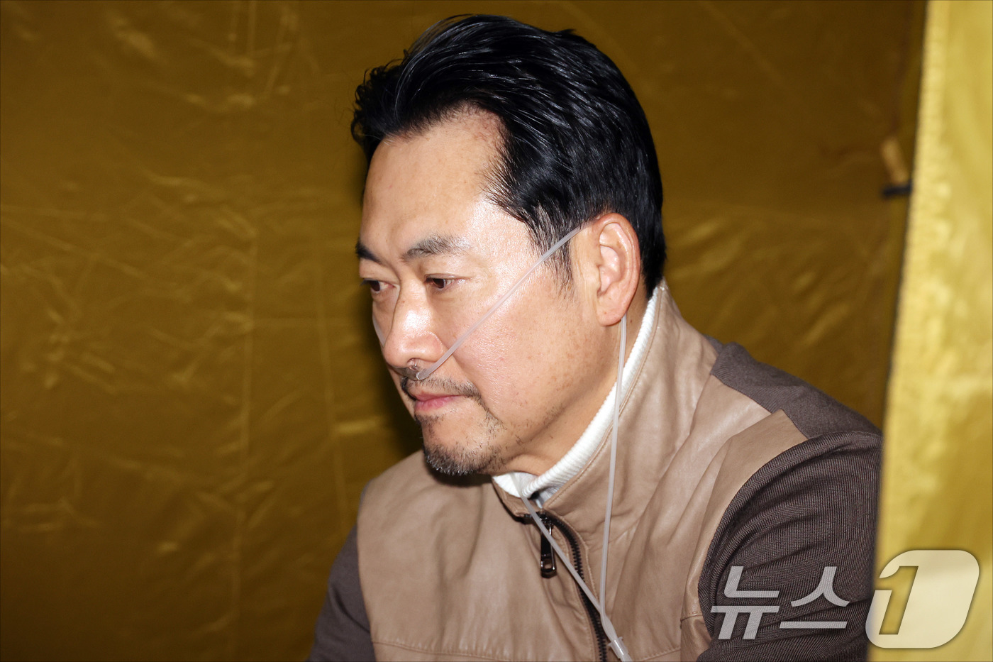 (서울=뉴스1) 신웅수 기자 = '통일교·공천헌금' 쌍특검법 수용 촉구 단식 7일차를 맞은 장동혁 국민의힘 대표가 21일 서울 여의도 국회 본청 로텐더홀 단식농성장에서 생각에 잠겨 …