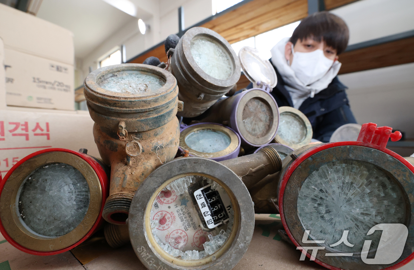 (수원=뉴스1) 김영운 기자 = 강력한 한파가 계속되고 있는 21일 경기 수원시 장안구 파장정수장 자재창고에서 수원시상수도사업소 직원이 추위에 동파된 수도계량기를 정리하고 있다. …