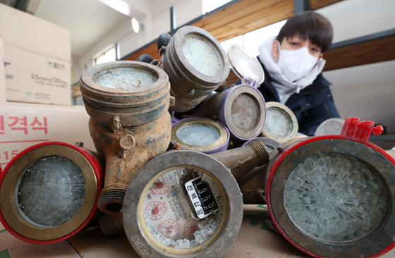 '영하 14도 강추위' 꽁꽁 얼어붙은 서울…하루새 수도 계량기 동파 43건