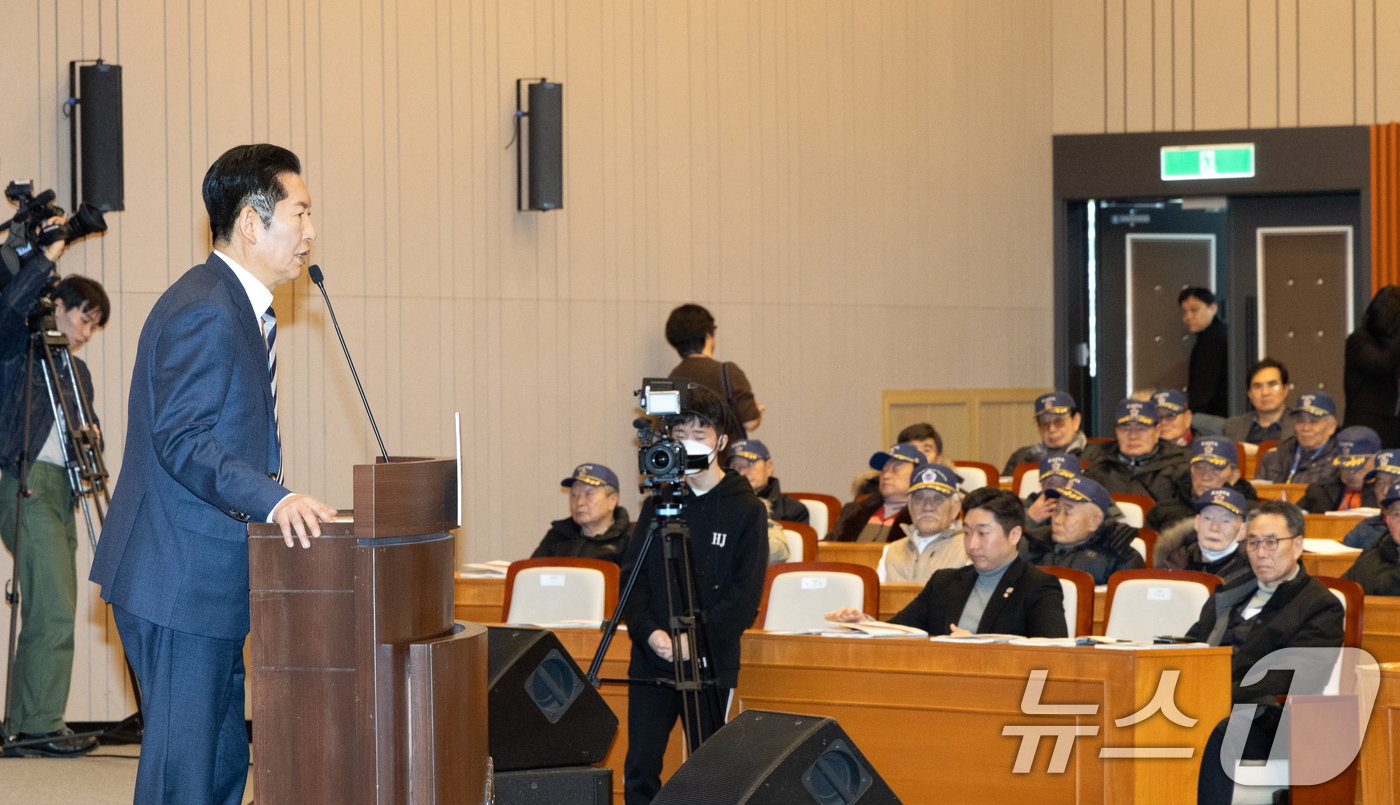 (서울=뉴스1) 이승배 기자 = 정청래 더불어민주당 대표가 21일 서울 여의도 국회 박물관에서 열린 '국민주권 시대, 국가보훈 정책 어떻게 가야 하나?' 국가보훈정책특별위원회 포럼 …