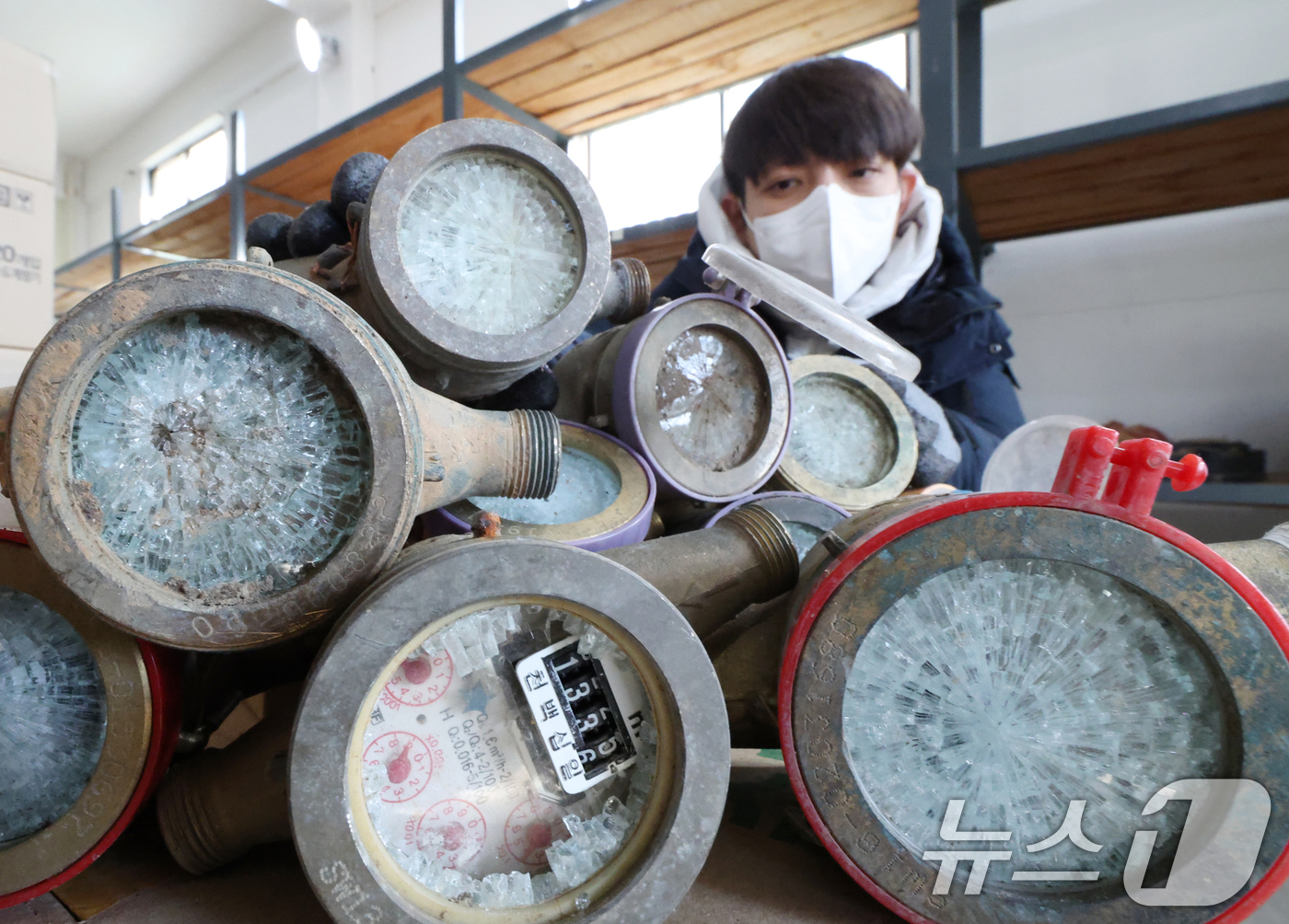 (수원=뉴스1) 김영운 기자 = 강력한 한파가 계속되고 있는 21일 경기 수원시 장안구 파장정수장 자재창고에서 수원시상수도사업소 직원이 추위에 동파된 수도계량기를 정리하고 있다. …