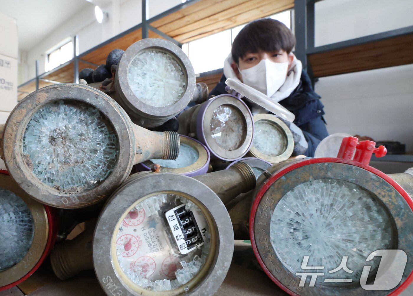 본문 이미지 - 경기 수원시 장안구 파장정수장 자재창고에서 수원시상수도사업소 직원이 추위에 동파된 수도계량기를 정리하고 있다. /뉴스1 ⓒ News1 김영운 기자
