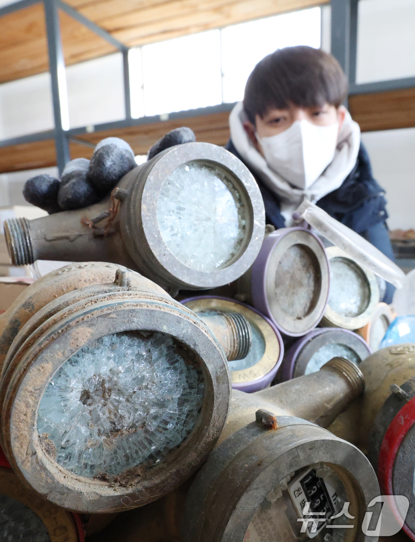 (수원=뉴스1) 김영운 기자 = 강력한 한파가 계속되고 있는 21일 경기 수원시 장안구 파장정수장 자재창고에서 수원시상수도사업소 직원이 추위에 동파된 수도계량기를 정리하고 있다. …