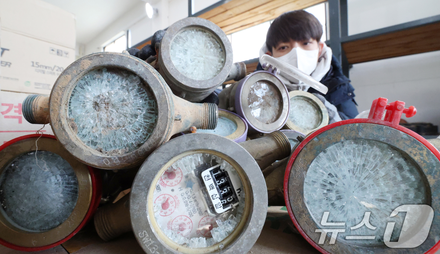 (수원=뉴스1) 김영운 기자 = 강력한 한파가 계속되고 있는 21일 경기 수원시 장안구 파장정수장 자재창고에서 수원시상수도사업소 직원이 추위에 동파된 수도계량기를 정리하고 있다. …