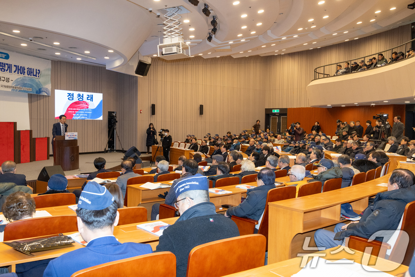 (서울=뉴스1) 이승배 기자 = 정청래 더불어민주당 대표가 21일 서울 여의도 국회 박물관에서 열린 '국민주권 시대, 국가보훈 정책 어떻게 가야 하나?' 국가보훈정책특별위원회 포럼 …