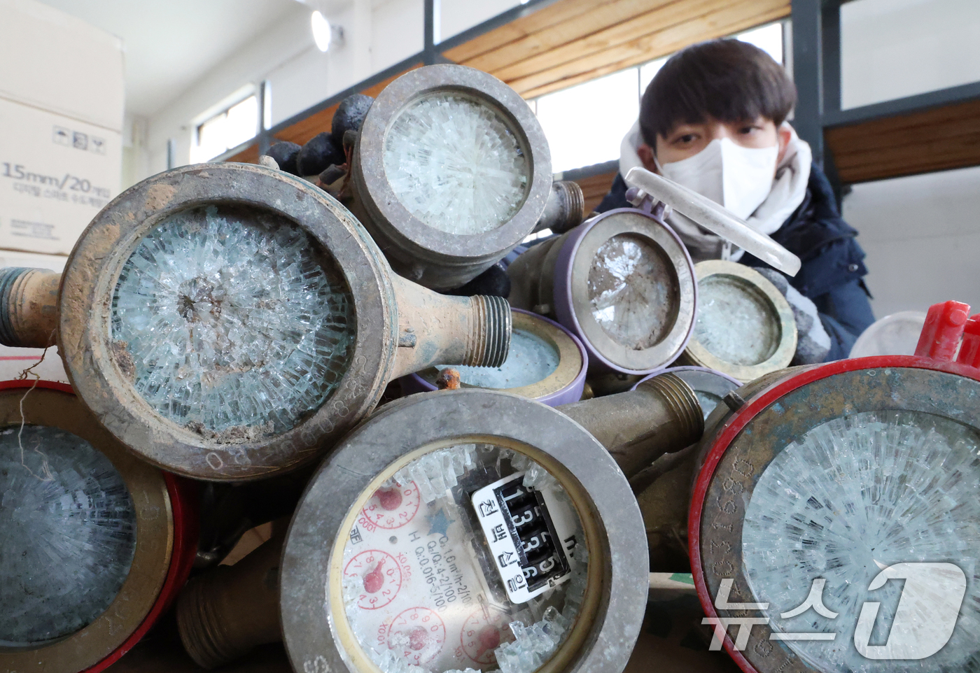 (수원=뉴스1) 김영운 기자 = 강력한 한파가 계속되고 있는 21일 경기 수원시 장안구 파장정수장 자재창고에서 수원시상수도사업소 직원이 추위에 동파된 수도계량기를 정리하고 있다. …