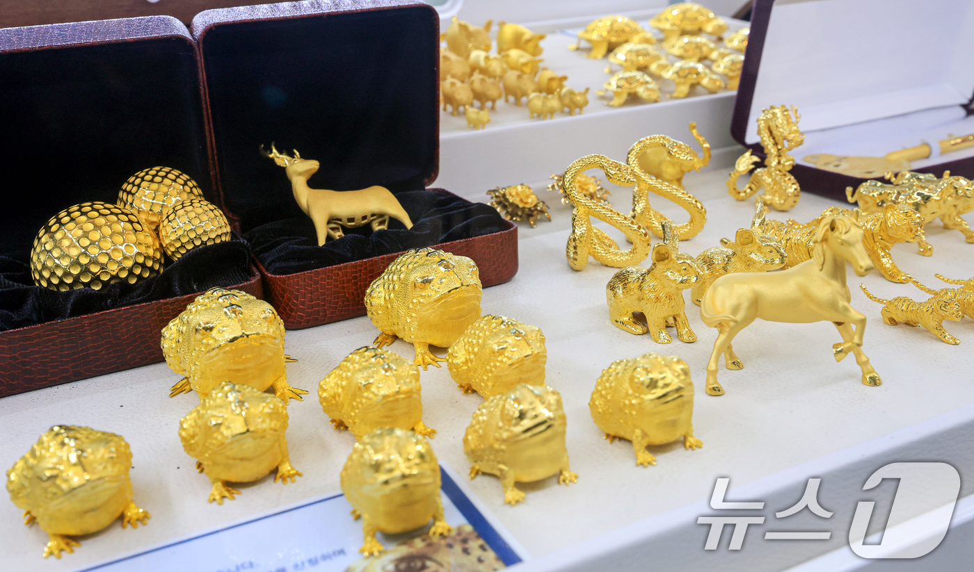 (서울=뉴스1) 이호윤 기자 = 도널드 트럼프 미국 대통령이 그린란드 확보를 위해 유럽 국가들에 대한 추가 관세 부과를 시사하자 금과 은 가격이 사상 최고 수준으로 치솟은 21일 …