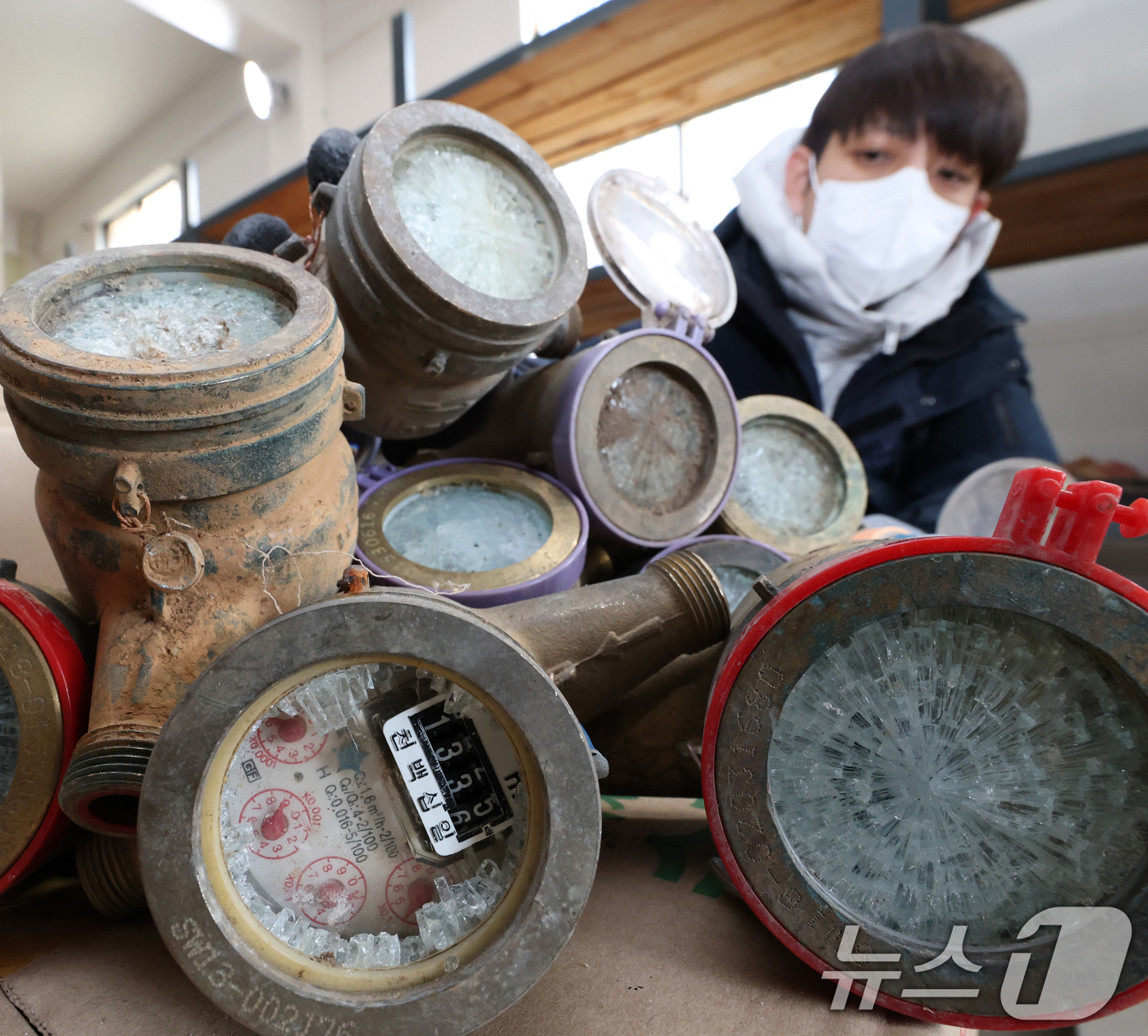 (수원=뉴스1) 김영운 기자 = 강력한 한파가 계속되고 있는 21일 경기 수원시 장안구 파장정수장 자재창고에서 수원시상수도사업소 직원이 추위에 동파된 수도계량기를 정리하고 있다. …