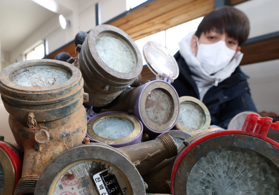 동파된 수도계량기 정리하는 상수도사업소 직원