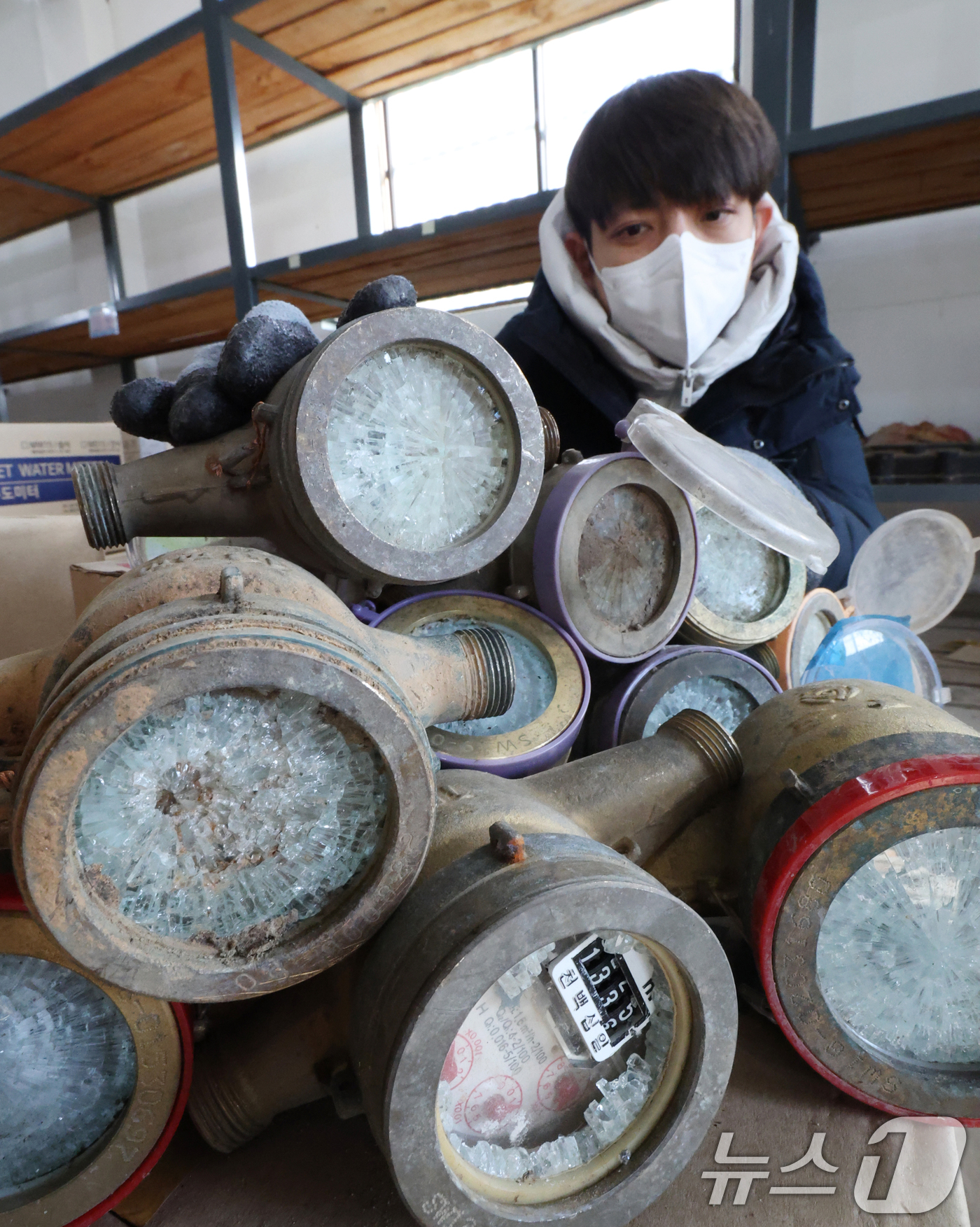 (수원=뉴스1) 김영운 기자 = 강력한 한파가 계속되고 있는 21일 경기 수원시 장안구 파장정수장 자재창고에서 수원시상수도사업소 직원이 추위에 동파된 수도계량기를 정리하고 있다. …