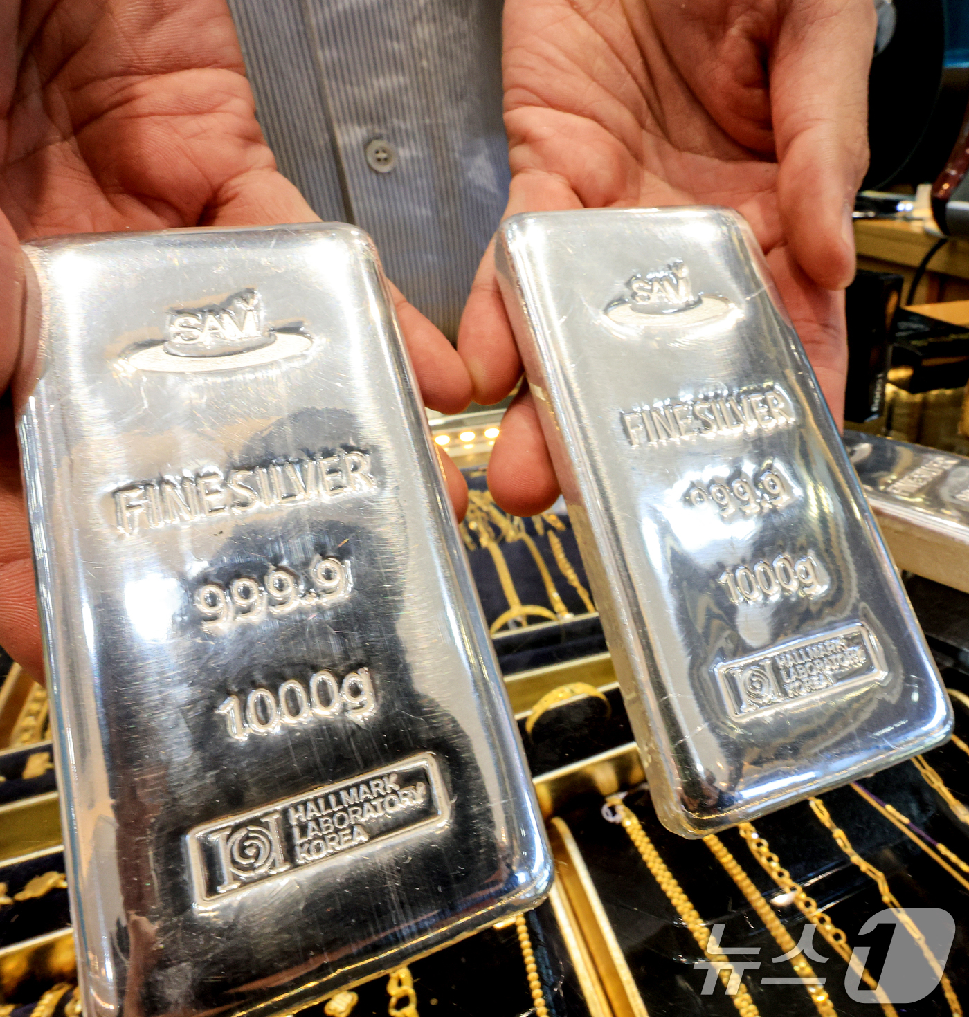 (서울=뉴스1) 이호윤 기자 = 도널드 트럼프 미국 대통령이 그린란드 확보를 위해 유럽 국가들에 대한 추가 관세 부과를 시사하자 금과 은 가격이 사상 최고 수준으로 치솟은 21일 …