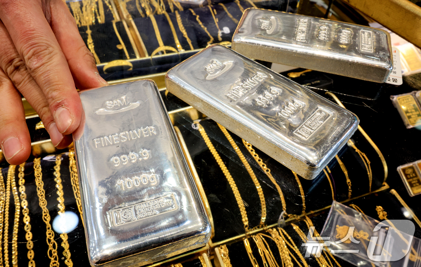 (서울=뉴스1) 이호윤 기자 = 도널드 트럼프 미국 대통령이 그린란드 확보를 위해 유럽 국가들에 대한 추가 관세 부과를 시사하자 금과 은 가격이 사상 최고 수준으로 치솟은 21일 …