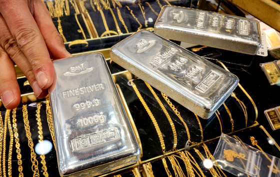 트럼프 관세 위협에 안전자산 금-은값 최고치