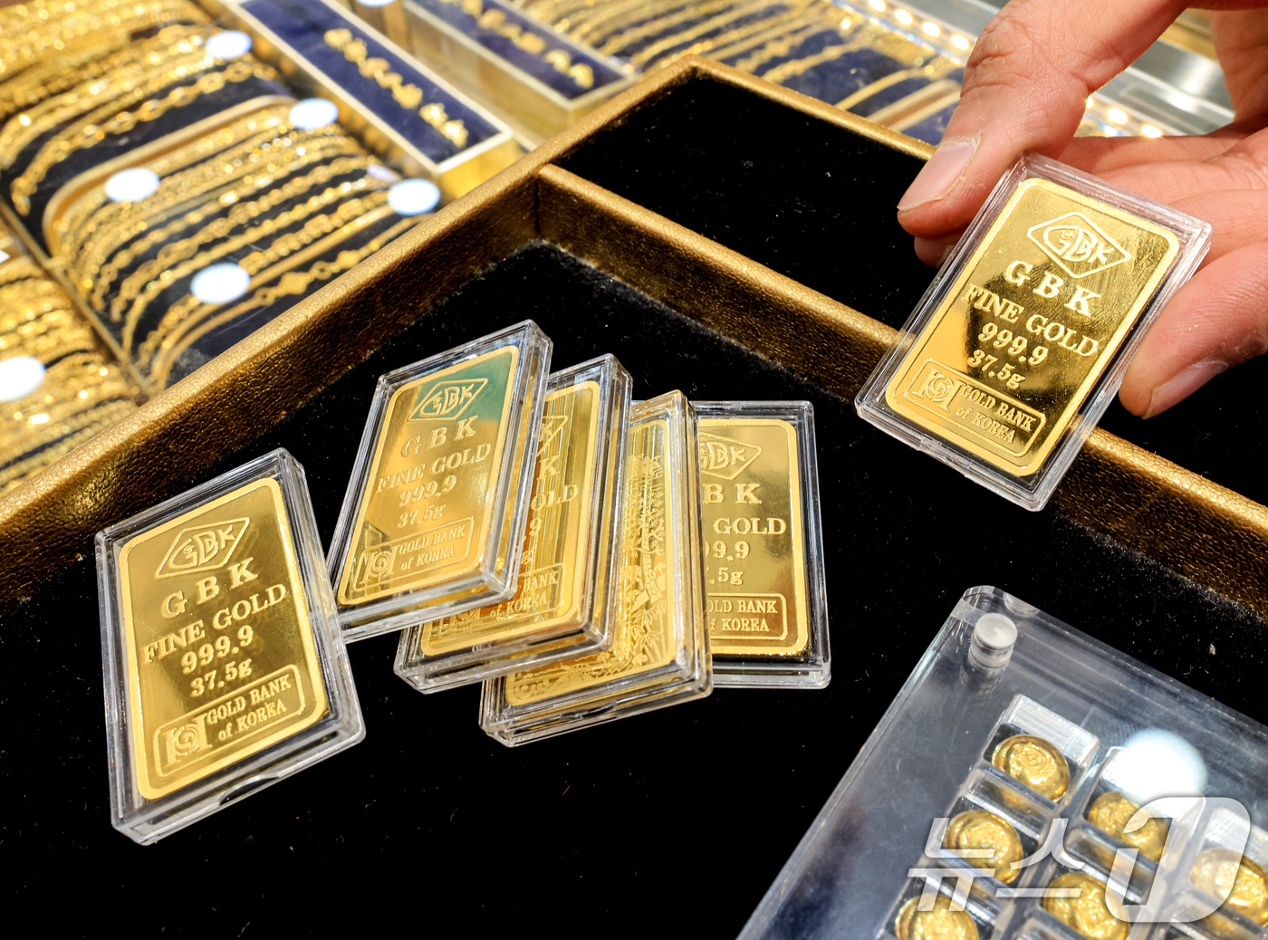 (서울=뉴스1) 이호윤 기자 = 도널드 트럼프 미국 대통령이 그린란드 확보를 위해 유럽 국가들에 대한 추가 관세 부과를 시사하자 금과 은 가격이 사상 최고 수준으로 치솟은 21일 …