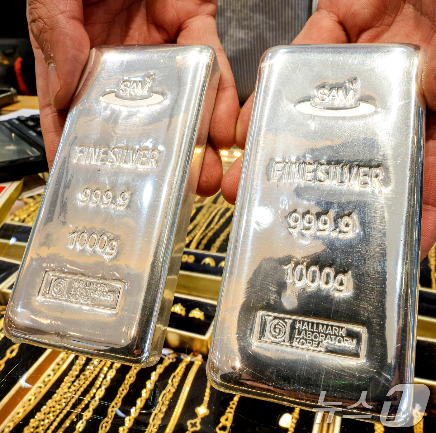 (서울=뉴스1) 이호윤 기자 = 도널드 트럼프 미국 대통령이 그린란드 확보를 위해 유럽 국가들에 대한 추가 관세 부과를 시사하자 금과 은 가격이 사상 최고 수준으로 치솟은 21일 …