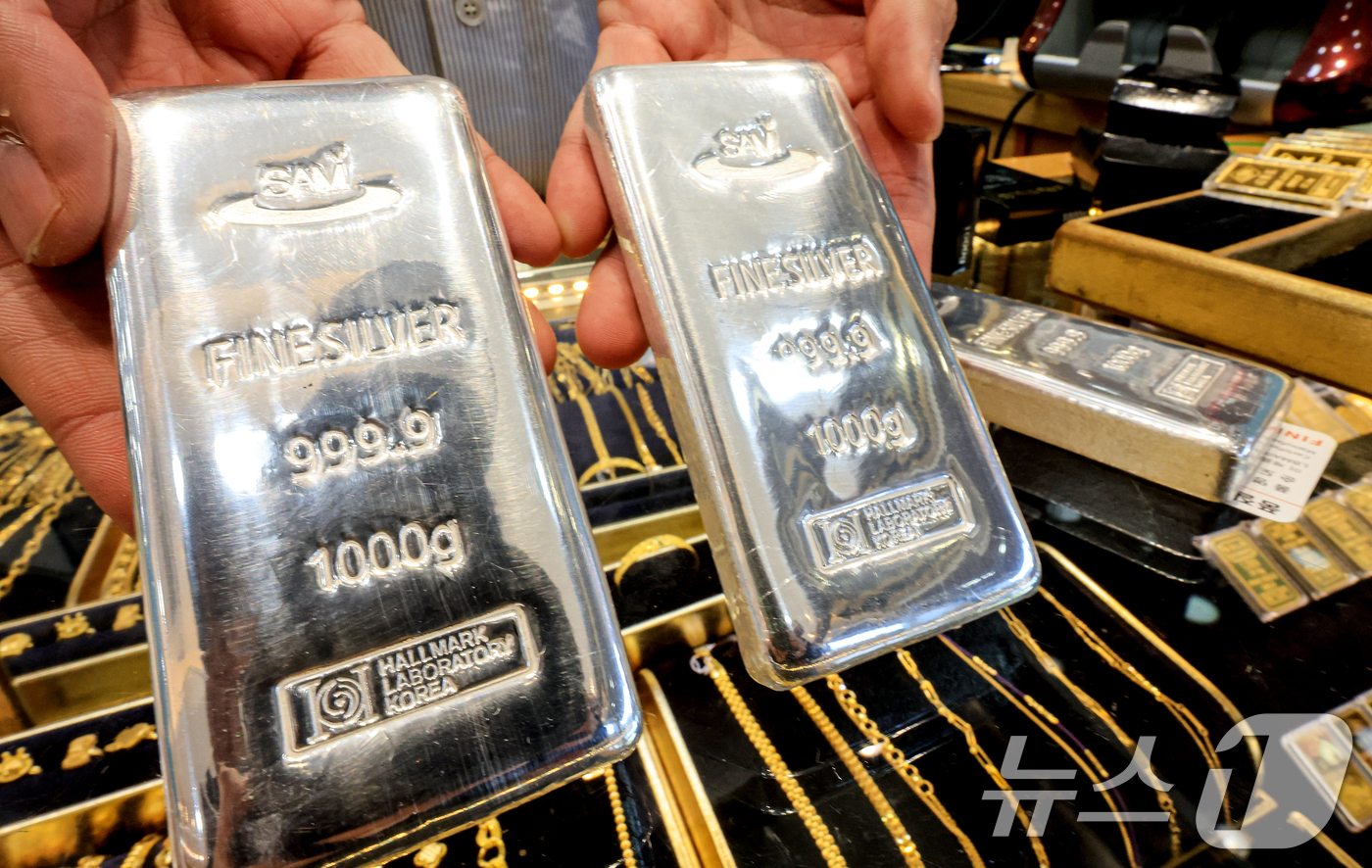 (서울=뉴스1) 이호윤 기자 = 도널드 트럼프 미국 대통령이 그린란드 확보를 위해 유럽 국가들에 대한 추가 관세 부과를 시사하자 금과 은 가격이 사상 최고 수준으로 치솟은 21일 …