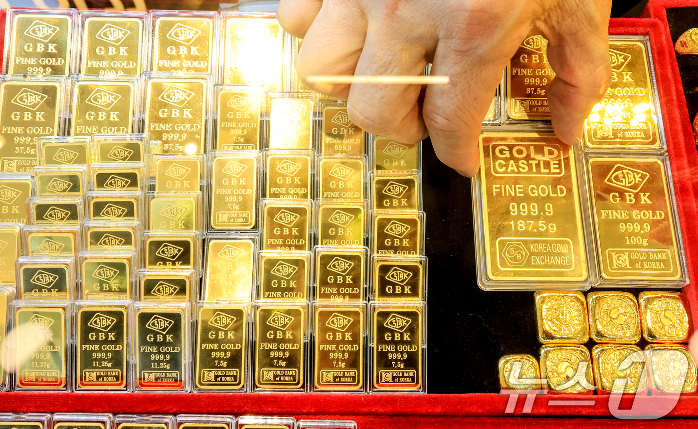 (서울=뉴스1) 이호윤 기자 = 도널드 트럼프 미국 대통령이 그린란드 확보를 위해 유럽 국가들에 대한 추가 관세 부과를 시사하자 금과 은 가격이 사상 최고 수준으로 치솟은 21일 …