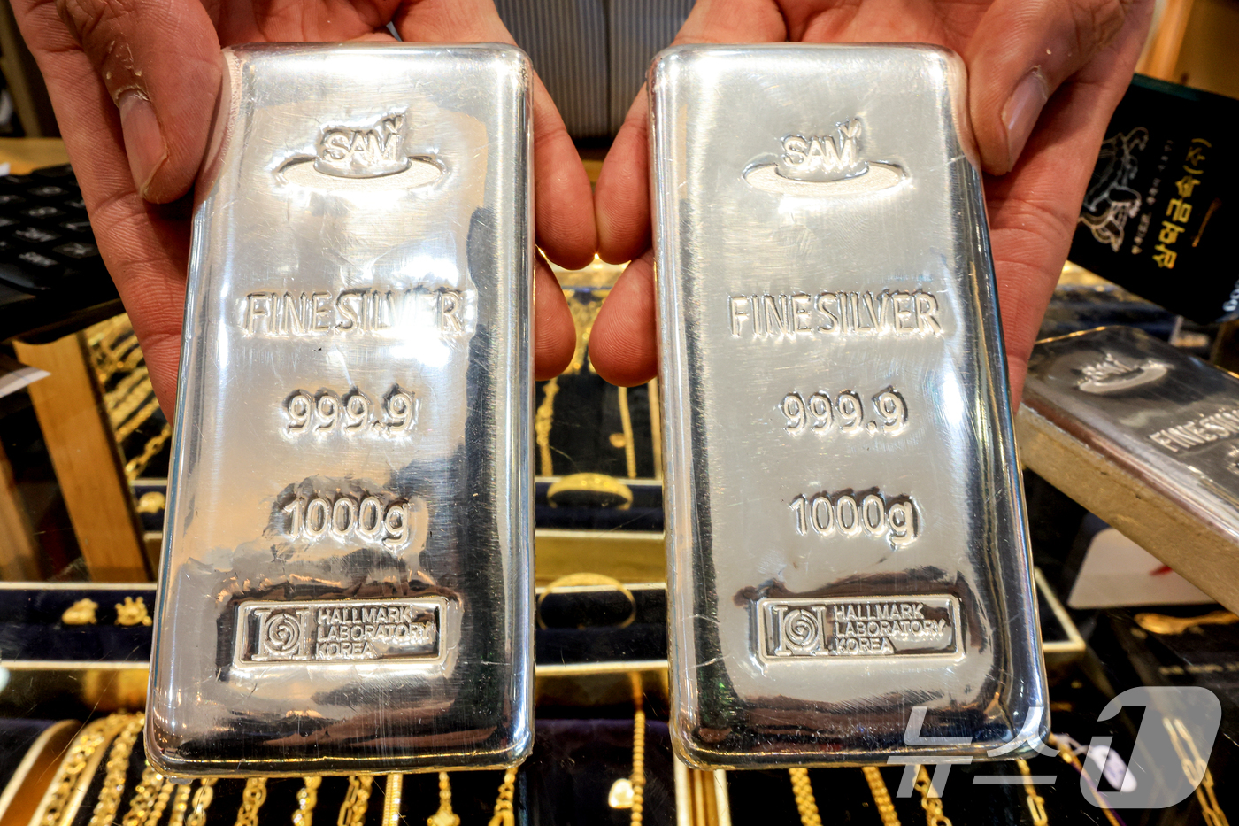 (서울=뉴스1) 이호윤 기자 = 도널드 트럼프 미국 대통령이 그린란드 확보를 위해 유럽 국가들에 대한 추가 관세 부과를 시사하자 금과 은 가격이 사상 최고 수준으로 치솟은 21일 …