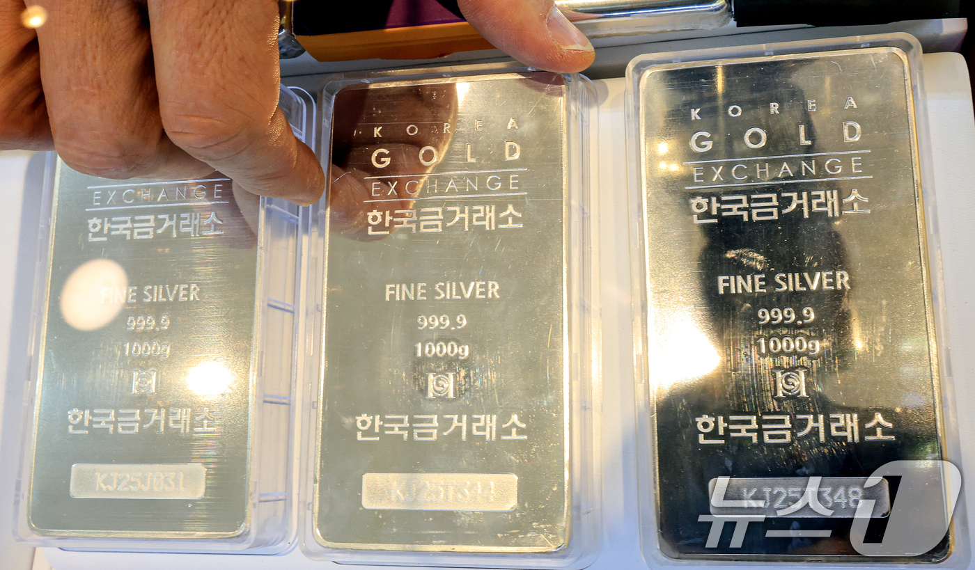 (서울=뉴스1) 이호윤 기자 = 도널드 트럼프 미국 대통령이 그린란드 확보를 위해 유럽 국가들에 대한 추가 관세 부과를 시사하자 금과 은 가격이 사상 최고 수준으로 치솟은 21일 …