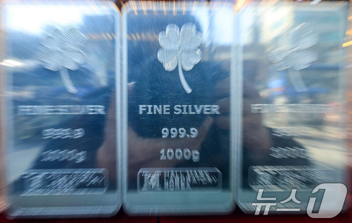 (서울=뉴스1) 이호윤 기자 = 도널드 트럼프 미국 대통령이 그린란드 확보를 위해 유럽 국가들에 대한 추가 관세 부과를 시사하자 금과 은 가격이 사상 최고 수준으로 치솟은 21일 …