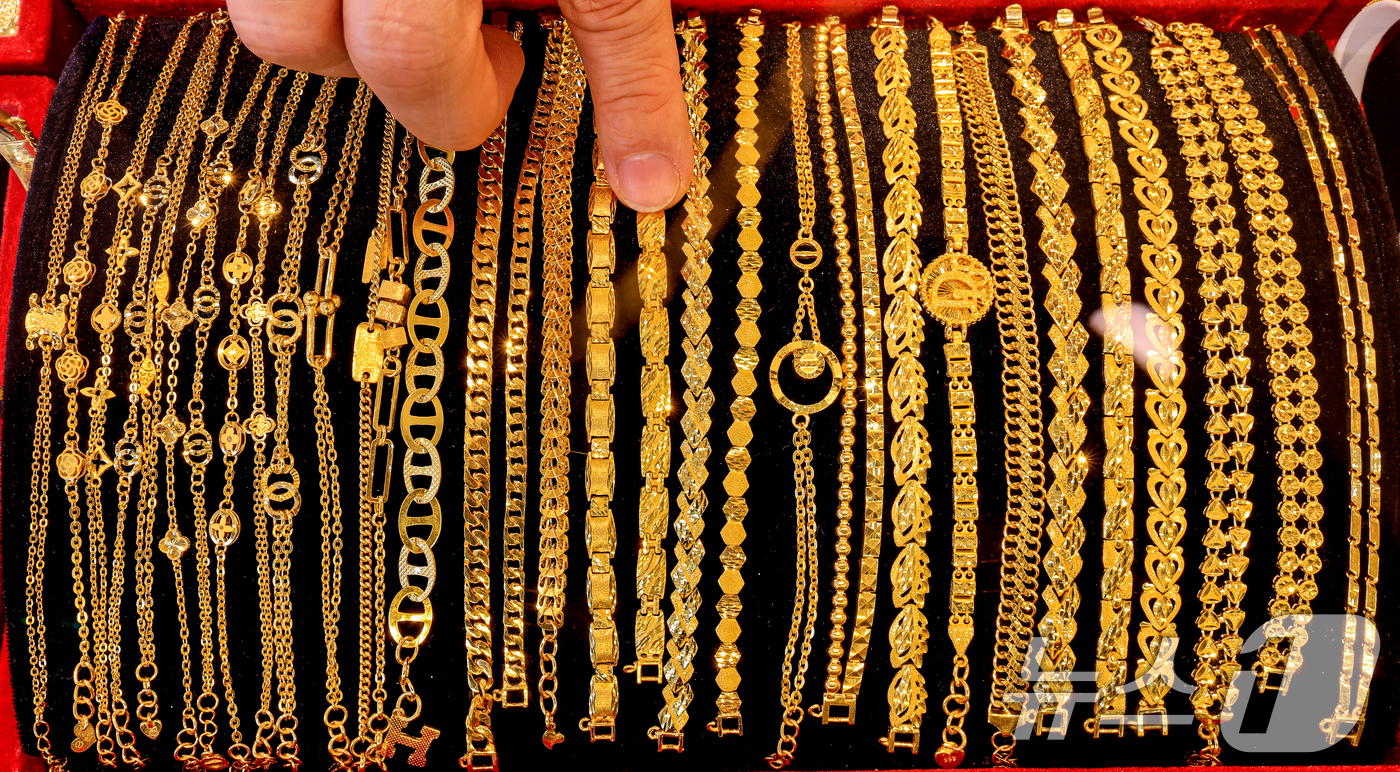 (서울=뉴스1) 이호윤 기자 = 도널드 트럼프 미국 대통령이 그린란드 확보를 위해 유럽 국가들에 대한 추가 관세 부과를 시사하자 금과 은 가격이 사상 최고 수준으로 치솟은 21일 …