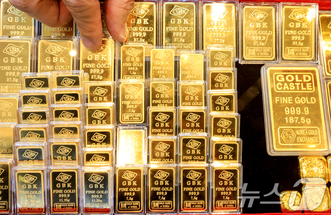 (서울=뉴스1) 이호윤 기자 = 도널드 트럼프 미국 대통령이 그린란드 확보를 위해 유럽 국가들에 대한 추가 관세 부과를 시사하자 금과 은 가격이 사상 최고 수준으로 치솟은 21일 …