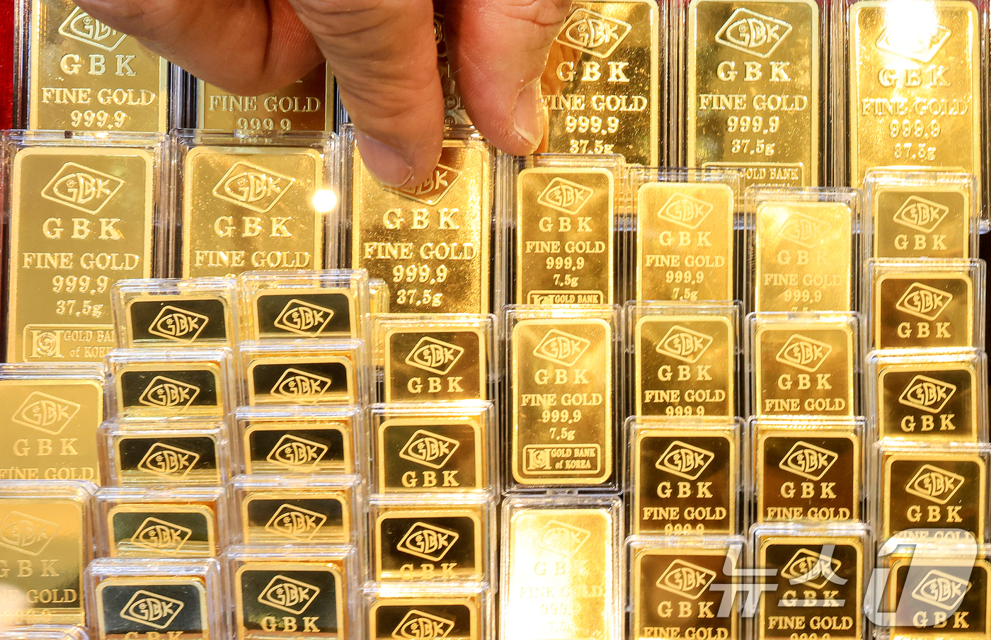 (서울=뉴스1) 이호윤 기자 = 도널드 트럼프 미국 대통령이 그린란드 확보를 위해 유럽 국가들에 대한 추가 관세 부과를 시사하자 금과 은 가격이 사상 최고 수준으로 치솟은 21일 …