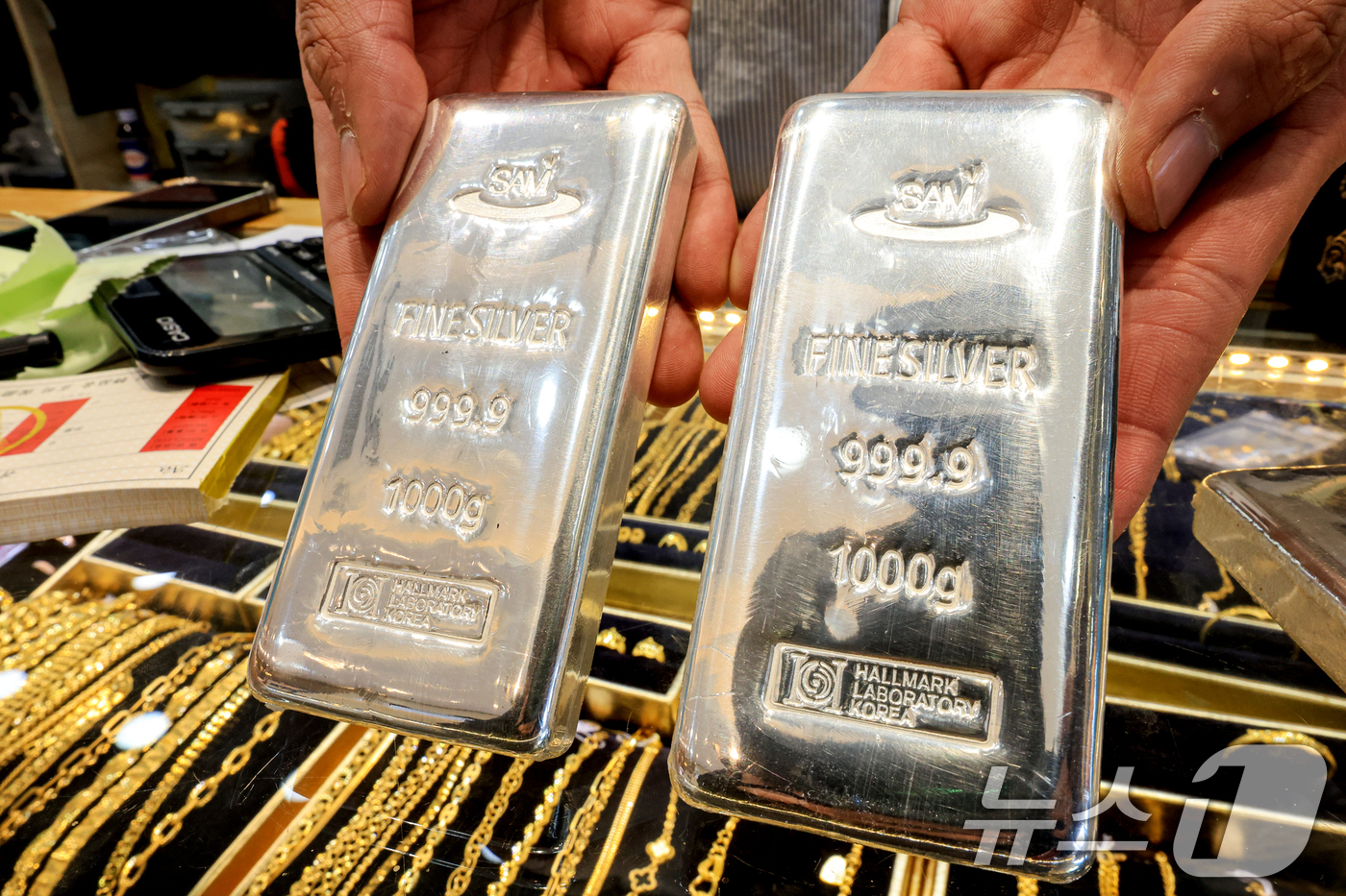 (서울=뉴스1) 이호윤 기자 = 도널드 트럼프 미국 대통령이 그린란드 확보를 위해 유럽 국가들에 대한 추가 관세 부과를 시사하자 금과 은 가격이 사상 최고 수준으로 치솟은 21일 …