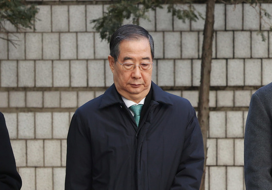 한덕수 '내란 중요임무 종사' 1심 징역 23년…법정구속