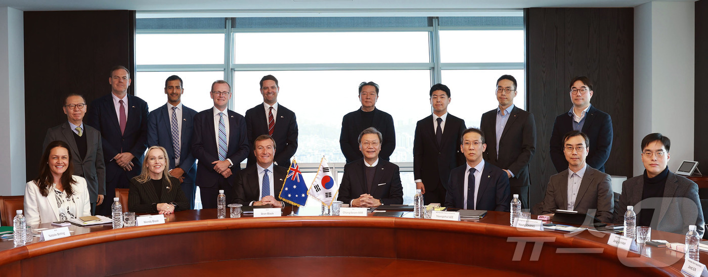 (서울=뉴스1) = 김창범 한국경제인협회 부회장(앞줄 왼쪽 네 번째)과 브란 블랙 호주경제인협회 CEO(앞줄 왼쪽 세 번째)를 비롯한 주요 기업인들이 21일 FKI타워 한국경제인협 …