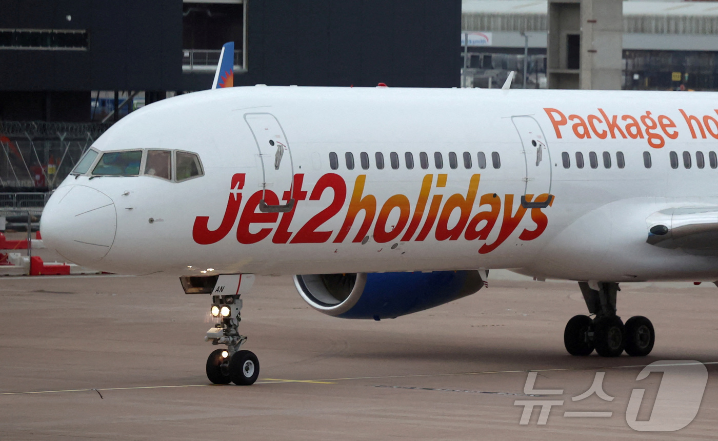 (맨체스터 로이터=뉴스1) 이창규 기자 = 영국 맨체스터의 공항에 계류 중인 제트투 항공사 여객기. 2025.11.19./뉴스1ⓒ 로이터=뉴스1