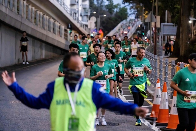 "갓난아기 가슴에 안고 15km 뛰다 실격"…홍콩 마라톤 '발칵'