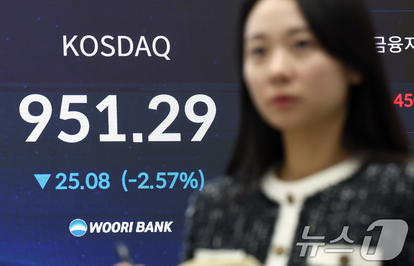 (서울=뉴스1) 최지환 기자 = 21일 오후 서울 중구 우리은행 본점 딜링룸 전광판에 코스피 지수가 표시되어 있다. 이날 코스피는 전 거래일 대비 24.18p(0.49%) 상승한 …