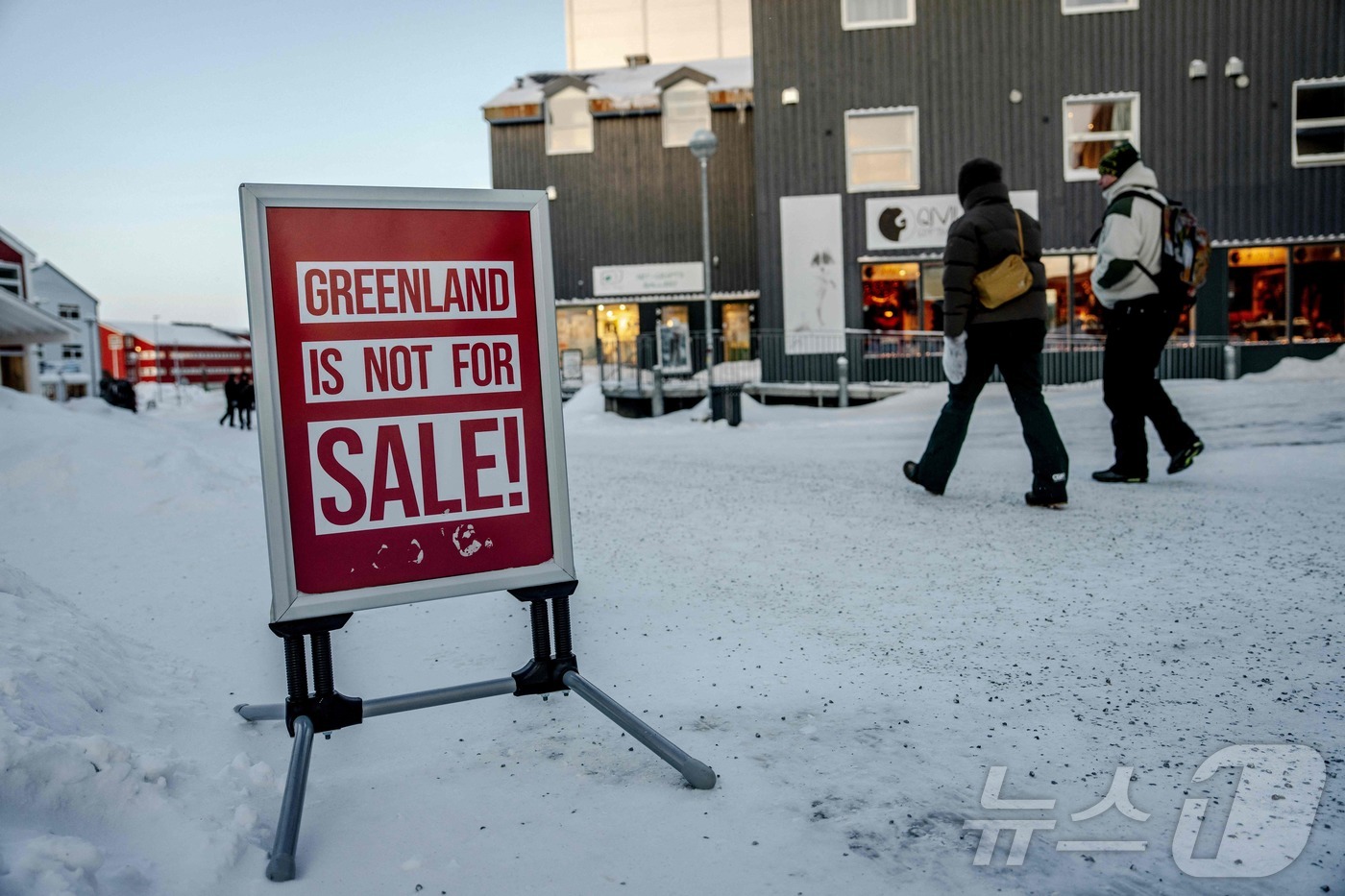 (누크 AFP=뉴스1) 이정환 기자 = 20일(현지시간) 그린란드 누크에서 "그린란드는 판매용이 아닙니다!"라는 표지판이 설치돼 있다. 2026.01.20.ⓒ AFP=뉴스1