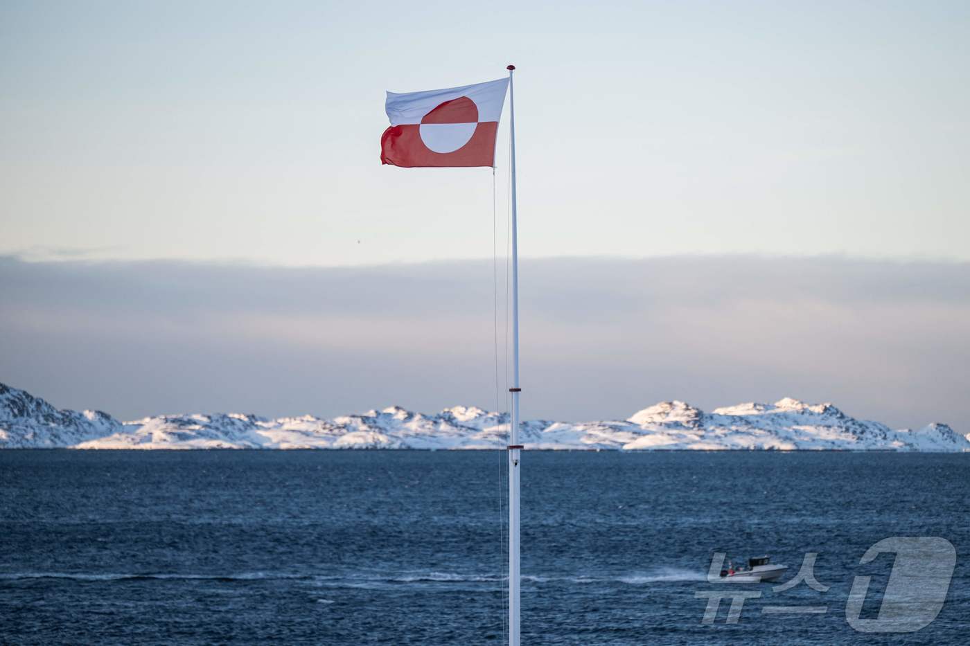 (누크 AFP=뉴스1) 이정환 기자 = 20일(현지시간) 그린란드의 수도 누크 해안가에 그린란드 국기가 펄럭이고 있다. 2026.01.20.ⓒ AFP=뉴스1