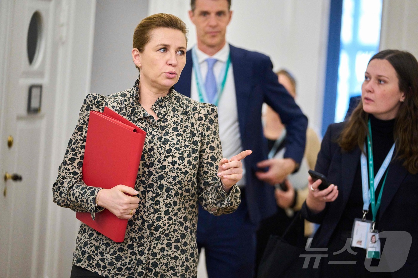 (코펜하겐 AFP=뉴스1) 이정환 기자 = 20일(현지시간) 덴마크 코펜하겐 크리스티안스보르에서 열린 외교정책위원회 회의 후 메테 프레데릭센 덴마크 총리(왼쪽)가 회의장을 나서고 …