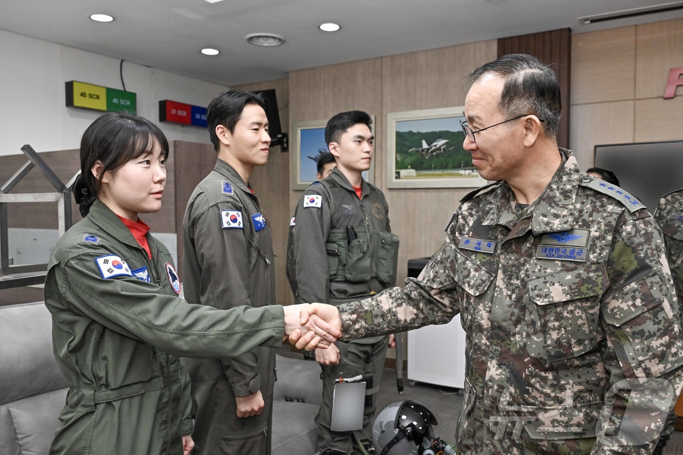 (서울=뉴스1) = 손석락 공군참모총장이 21일 원주기지를 방문해 군사대비태세를 점검하고 비상대기 조종자들을 격려하고 있다. (공군 제공. 재판매 및 DB 금지)  2026.1.2 …