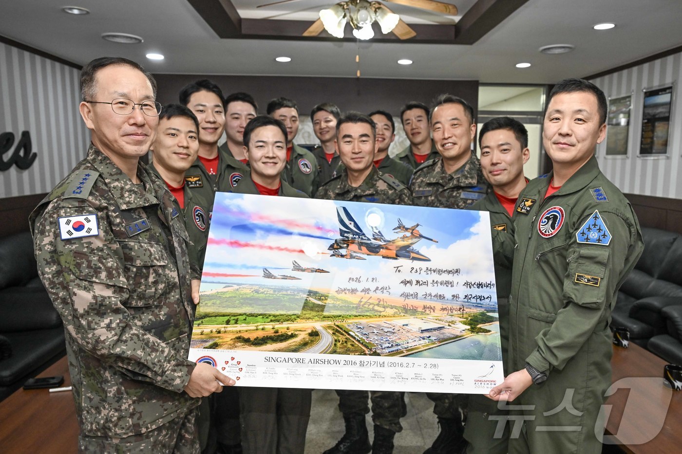 (서울=뉴스1) = 손석락 공군참모총장이 21일 제53특수비행전대를 찾아 사우디 국제방위산업 전시회 2026 참가를 앞둔 블랙이글스 조종사들과 함께 기념액자를 들고 사진 촬영을 하 …