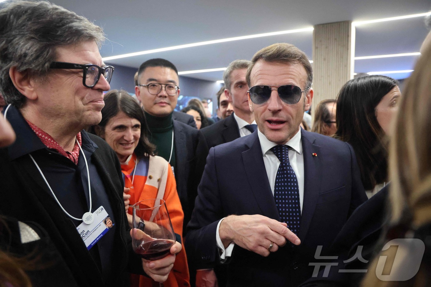 (다보스 AFP=뉴스1) 이정환 기자 = '인공지능(AI) 대부'로 알려진 프랑스의 컴퓨터 과학자 얀 르 쿤과 에마뉘엘 마크롱 프랑스 대통령이 20일(현지시간) 스위스 다보스에서 …